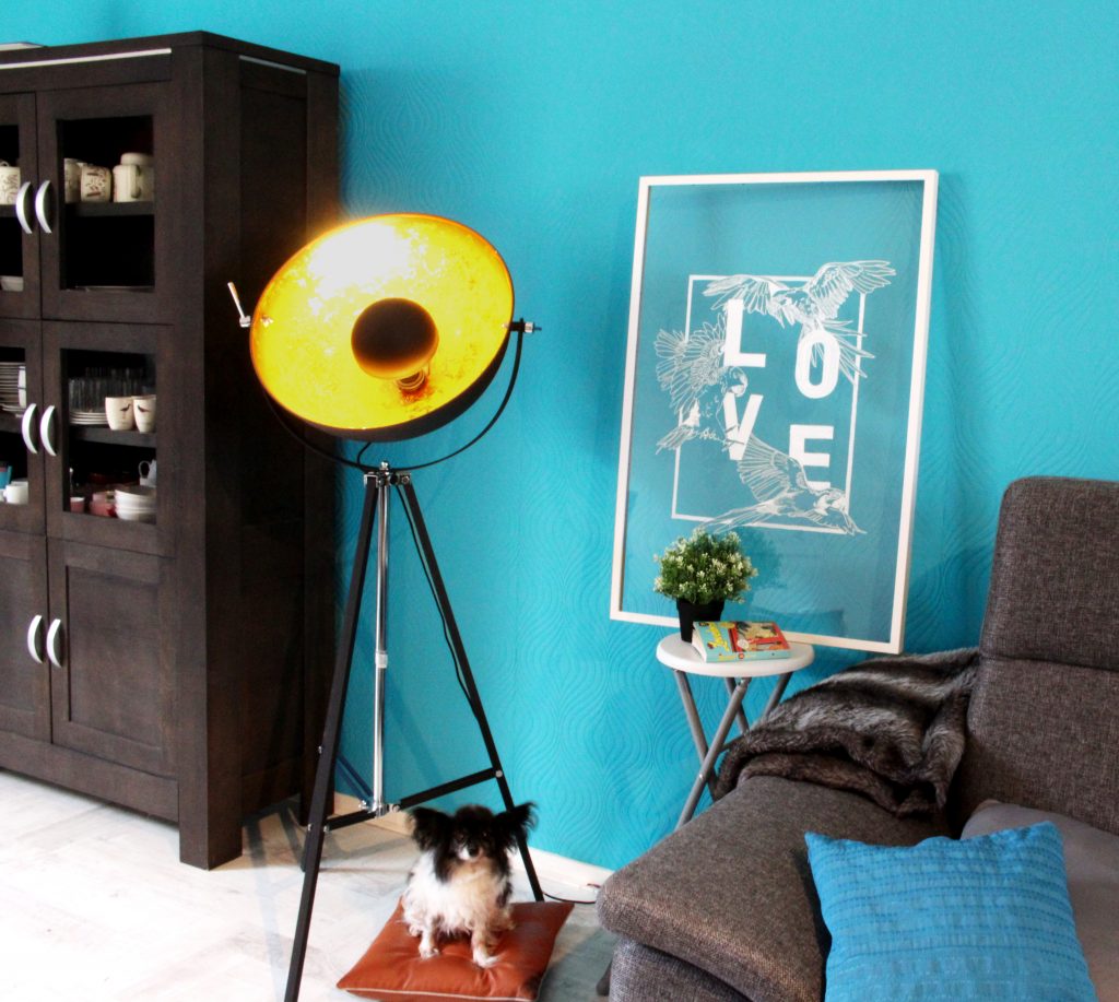 zithoekje woonkamer gestyled met ingelijste raamtekening