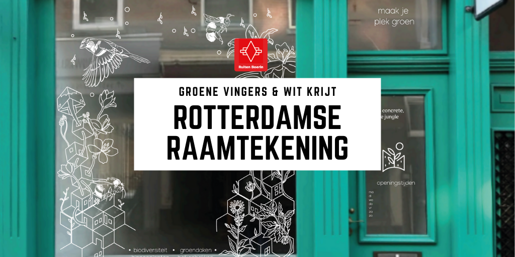 deel van winkel etalage met daarop een raamtekening, o.a. met een huismus en kubuswoningen. Daarover heen een witte balk met zwarte tekst: groene vingers en wit krijt: Rotterdamse raamtekening